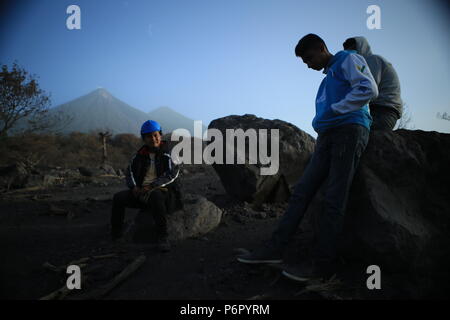 Escuintla, Guatemala. 29 Juin, 2018. Le Sicajol 23 ans Brander (R) avoir un reste rapide. Un mois après l'éruption volcanique au Guatemala qu'il a déclaré que lui et deux autres hommes ont renoncé à la recherche de leurs proches. L'éruption a tué au moins 110 personnes. Les données du gouvernement indiquent que 186 maisons ont été complètement détruites et 750 autres ont été gravement endommagées. Credit : Morena Perez Joachin/dpa/Alamy Live News Banque D'Images