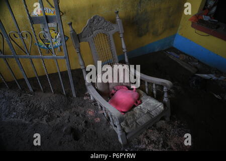 Escuintla, Guatemala. 29 Juin, 2018. Une berceuse frêne couché sous un mois après l'éruption volcanique. L'éruption a tué au moins 110 personnes. Les données du gouvernement indiquent que 186 maisons ont été complètement détruites et 750 autres ont été gravement endommagées. Credit : Morena Perez Joachin/dpa/Alamy Live News Banque D'Images