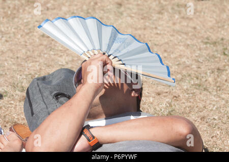 London UK. 2e juillet 2018. Un fan de tennis queuing se sent la chaleur étouffante dans la météo pour gagner l'entrée de la première journée de championnat de tennis de Wimbledon qui commence le lundi 2 juillet Crédit : amer ghazzal/Alamy Live News Banque D'Images