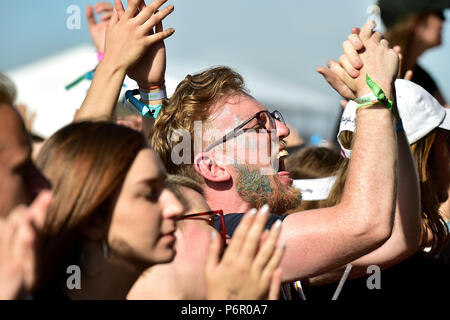 Panensky Týn, République tchèque. 29 Juin, 2018. Les visiteurs apprécient la Voie Lactée Chance band's concert lors de la deuxième journée de festival d'Aérodrome à Panensky Týn, République tchèque, le vendredi 29 juin, 2018. Credit : Ondrej Hajek/CTK Photo/Alamy Live News Banque D'Images