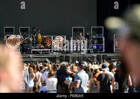 Panensky Týn, République tchèque. 29 Juin, 2018. Les visiteurs apprécient la Voie Lactée Chance band's concert lors de la deuxième journée de festival d'Aérodrome à Panensky Týn, République tchèque, le vendredi 29 juin, 2018. Credit : Ondrej Hajek/CTK Photo/Alamy Live News Banque D'Images