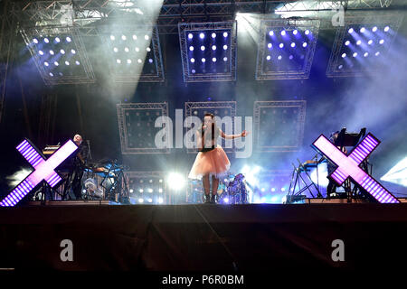 Panensky Týn, République tchèque. 29 Juin, 2018. Singer Lauren Mayberry de Brns effectue au concert lors de la deuxième journée de festival d'Aérodrome à Panensky Týn, République tchèque, le vendredi 29 juin, 2018. Credit : Ondrej Hajek/CTK Photo/Alamy Live News Banque D'Images