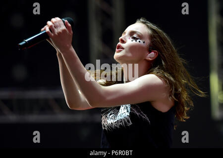 Panensky Týn, République tchèque. 29 Juin, 2018. Singer Lauren Mayberry de Brns effectue au concert lors de la deuxième journée de festival d'Aérodrome à Panensky Týn, République tchèque, le vendredi 29 juin, 2018. Credit : Ondrej Hajek/CTK Photo/Alamy Live News Banque D'Images