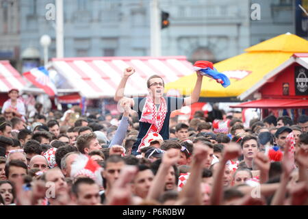 Zagreb, Croatie. 1er juillet 2018. Fans de Croatie regarder le match de Coupe du Monde de la FIFA 2018 entre la Croatie et le Danemark à Zagreb, Croatie, le 1er juillet 2018. La Croatie a gagné 4-3 (3-2 en tirs de barrage) et avancé pour les quarts. Credit : Marko Prpic/Xinhua/Alamy Live News Banque D'Images