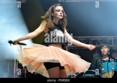 Panensky Týn, République tchèque. 29 Juin, 2018. Singer Lauren Mayberry de Brns effectue au concert lors de la deuxième journée de festival d'Aérodrome à Panensky Týn, République tchèque, le vendredi 29 juin, 2018. Credit : Ondrej Hajek/CTK Photo/Alamy Live News Banque D'Images