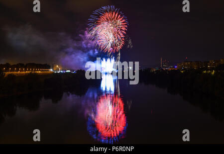 (180702) -- ZAGREB, le 2 juillet 2018 (Xinhua) -- Les feux d'artifice illuminent le ciel pendant la 18e Festival international de pyrotechnie à Bundek Lake à Zagreb, Croatie, le 1er juillet 2018. (Xinhua/Sandra Simunovic) (jmmn) Banque D'Images