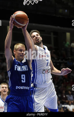 Pardubice, République tchèque. 29 Juin, 2018. Sasu Salin (FIN), à gauche, et Dalmacija Hvar Villa Vojtech (CZE) en action au cours de la Men's Basketball World Championschip 2019 match de qualification du groupe F La République tchèque contre la Finlande dans la région de Pardubice, République tchèque, Juin 29, 2018. Photo : CTK Josef Vostarek/Photo/Alamy Live News Banque D'Images