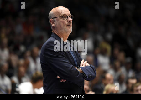 Pardubice, République tchèque. 29 Juin, 2018. L'entraîneur-chef de la Finlande Henrik Dettmann observe le monde de basket-ball 2019 Championschip match de qualification du groupe F La République tchèque contre la Finlande dans la région de Pardubice, République tchèque, Juin 29, 2018. Photo : CTK Josef Vostarek/Photo/Alamy Live News Banque D'Images