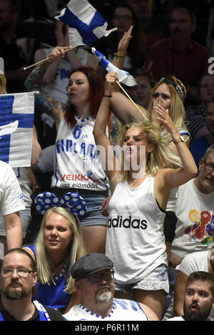 Pardubice, République tchèque. 29 Juin, 2018. Les femmes finlandaises fans avec les drapeaux nationaux au cours de la Men's Basketball World Championschip 2019 match de qualification du groupe F La République tchèque contre la Finlande dans la région de Pardubice, République tchèque, Juin 29, 2018. Photo : CTK Josef Vostarek/Photo/Alamy Live News Banque D'Images