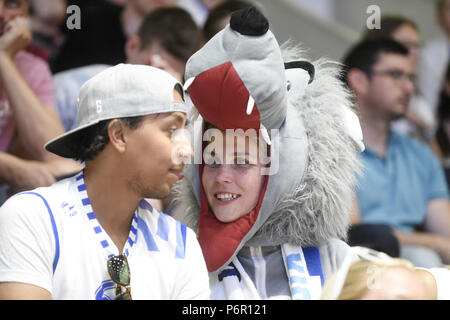 Pardubice, République tchèque. 29 Juin, 2018. Des fans finlandais le drapeau national au cours de la Men's Basketball World Championschip 2019 match de qualification du groupe F La République tchèque contre la Finlande dans la région de Pardubice, République tchèque, Juin 29, 2018. Photo : CTK Josef Vostarek/Photo/Alamy Live News Banque D'Images