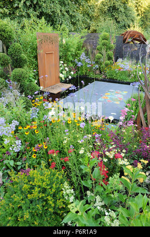 Londres, Royaume-Uni. 2e juillet 2018. L'Éclat en fleurs Jardin (conçu par Charlie Bloom) un des beaux et élégants jardins afficher sur l'affichage à l'2018 RHS Hampton Court Flower Show qui s'est ouverte aujourd'hui dans le parc de Hampton Court Palace, Londres, Royaume Uni - 02 juillet 2018. Le jardin a été conçu comme une plate-forme pour les artisans dans les petites organisations, de mettre en valeur leurs compétences et leur dévouement sur une grande scène. Le jardin a été créé par une équipe d'artisans comme un accord de coopération entre les métiers. Tous les matériaux sont empruntés et sera réutilisée et démontre ce qui peut être réalisé lorsque les gens d Banque D'Images