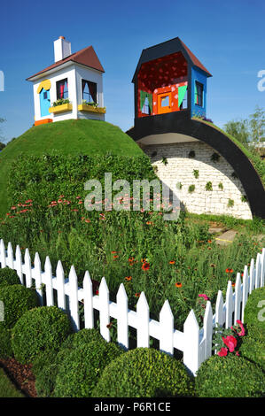 Londres, Royaume-Uni. 2e juillet 2018. Les enfants atteints de cancer UK Monsieur heureux Monsieur inquiéter Hill Garden (conçu par Emma Reed) L'un des beaux et élégants jardins afficher sur l'affichage à l'2018 RHS Hampton Court Flower Show qui s'est ouverte aujourd'hui dans le parc de Hampton Court Palace, Londres, Royaume Uni - 02 juillet 2018. Le jardin met en lumière les expériences des familles vivant avec le cancer. Il est situé dans Misterland, la maison de l'Homme M. caractères. Il a l'intention d'être amusante et attrayante pour les enfants tout en transmettant les émotions et les difficultés rencontrées par les familles. Le thème clé est un split avec hill célèbre Banque D'Images