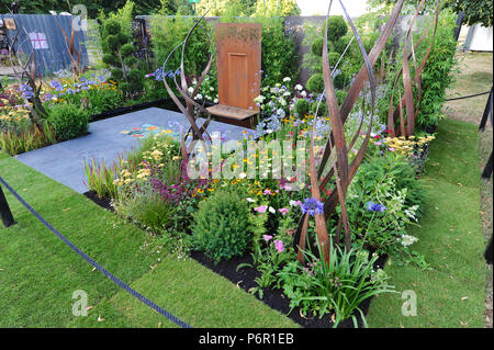 Londres, Royaume-Uni. 2e juillet 2018. L'Éclat en fleurs Jardin (conçu par Charlie Bloom) un des beaux et élégants jardins afficher sur l'affichage à l'2018 RHS Hampton Court Flower Show qui s'est ouverte aujourd'hui dans le parc de Hampton Court Palace, Londres, Royaume Uni - 02 juillet 2018. Le jardin a été conçu comme une plate-forme pour les artisans dans les petites organisations, de mettre en valeur leurs compétences et leur dévouement sur une grande scène. Le jardin a été créé par une équipe d'artisans comme un accord de coopération entre les métiers. Tous les matériaux sont empruntés et sera réutilisée et démontre ce qui peut être réalisé lorsque les gens d Banque D'Images