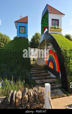 Londres, Royaume-Uni. 2e juillet 2018. Les enfants atteints de cancer UK Monsieur heureux Monsieur inquiéter Hill Garden (conçu par Emma Reed) L'un des beaux et élégants jardins afficher sur l'affichage à l'2018 RHS Hampton Court Flower Show qui s'est ouverte aujourd'hui dans le parc de Hampton Court Palace, Londres, Royaume Uni - 02 juillet 2018. Le jardin met en lumière les expériences des familles vivant avec le cancer. Il est situé dans Misterland, la maison de l'Homme M. caractères. Il a l'intention d'être amusante et attrayante pour les enfants tout en transmettant les émotions et les difficultés rencontrées par les familles. Le thème clé est un split avec hill célèbre Banque D'Images