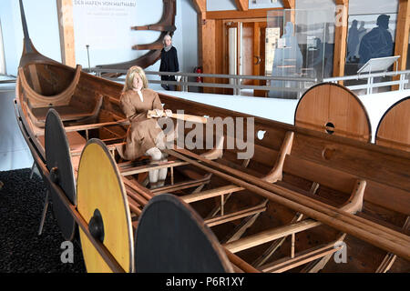 Busdorf, Deutschland. 09Th Mai, 2018. 02.05.2018, le Schleswig-Holstein, Busdorf : vue sur le bateau viking dans l'exposition du musée des vikings Haithabu près de Schleswig. Le musée a été rénové et modernisé pour plus de 18 mois et sera rouverte sur 03.05.2018. (Dpa 'Musée Viking Haithabu ouvert après rénovation again' à partir de 02.05.2018) Crédit : Carsten Rehder/dpa | dans le monde d'utilisation/dpa/Alamy Live News Banque D'Images