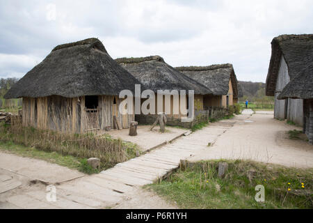 Busdorf, Deutschland. 19 avr, 2017. afterbuildings de Viking Houses sont sur 19.04.2017 en Busdorf (Schleswig-Holstein) sur les terrains de l'ère viking Haithabu. Haithabu était un important règlement des Vikings danois et a été un important centre commercial et le principal centre commercial pour le commerce à distance en Europe du Nord. Crédit : Christian Charisius/dpa | dans le monde d'utilisation/dpa/Alamy Live News Banque D'Images