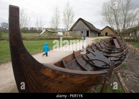 Busdorf, Deutschland. Apr 19, 2017. Un afterbuilt afterbuildings bateau en bois et de maisons vikings peut être vu sur 19.04.2017 en Busdorf (Schleswig-Holstein) sur les terrains de l'ère viking Haithabu. Haithabu était un important règlement des Vikings danois et a été un important centre commercial et le principal centre commercial pour le commerce à distance en Europe du Nord. Crédit : Christian Charisius/dpa | dans le monde d'utilisation/dpa/Alamy Live News Banque D'Images