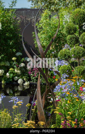 Hampton Court Palace, Surrey, UK. 2 juillet, 2018. La plus grande exposition florale annuelle, RHS Hampton Court Palace Flower Show soutenu par Viking Cruises, ouvre au public du 5 au 8 juillet 2018. L'Éclat en fleurs Jardin spectacle conçu par Charlie Bloom. Credit : Malcolm Park/Alamy Live News. Banque D'Images