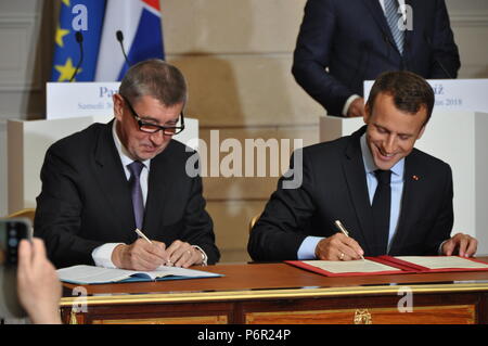 Paris, France. 30 Juin, 2018. France Président Emmanuel Macron, droite, et le premier ministre tchèque Andrej Babis signer le plan d'action du tchèque-partenariat stratégique pour 2019-2022, qui définit un certain nombre de projets sur lesquels les deux pays veulent coopérer dans le long terme dans l'Elysée, à Paris, France, le samedi 30 juin, 2018. C'est le quatrième plan d'action du partenariat entre la France et la République tchèque. La coopération a dit Babis concerné la sécurité, la lutte contre le terrorisme, la mobilité des étudiants et la politique étrangère commune. Credit : Remy Vlachos/CTK Photo/Alamy Live News Banque D'Images