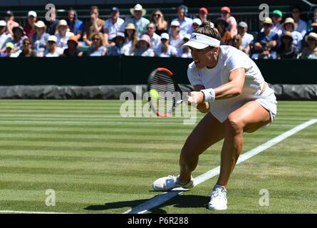 Londres, Royaume-Uni. 2e juillet 2018. Andrea Petkovic de Allemagne hits un retour au cours de la première série de match contre Shuai Zhang de Chine au championnat 2018 de Wimbledon à Londres, la Grande-Bretagne, le 2 juillet 2018. Andrea Petkovic a remporté 2-1. (Xinhua/Guo Qiuda) Credit : Xinhua/Alamy Live News Banque D'Images