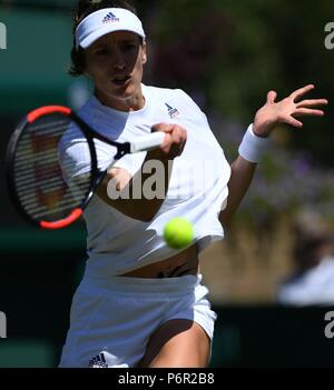 Londres, Royaume-Uni. 2e juillet 2018. Andrea Petkovic de Allemagne hits un retour au cours de la première série de match contre Shuai Zhang de Chine au championnat 2018 de Wimbledon à Londres, la Grande-Bretagne, le 2 juillet 2018. Andrea Petkovic a remporté 2-1. (Xinhua/Guo Qiuda) Credit : Xinhua/Alamy Live News Banque D'Images