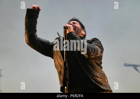 Panensky Týn, République tchèque. 30 Juin, 2018. Nine Inch Nails Trent Reznor du groupe avec la chanteuse effectuer au concert sur le troisième jour de Festival d'Aérodrome à Panensky Týn, République tchèque, le vendredi, 30 juin 2018. Credit : Ondrej Hajek/CTK Photo/Alamy Live News Banque D'Images