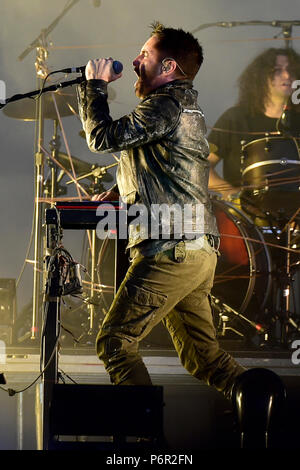 Panensky Týn, République tchèque. 30 Juin, 2018. Nine Inch Nails Trent Reznor du groupe avec la chanteuse effectuer au concert sur le troisième jour de Festival d'Aérodrome à Panensky Týn, République tchèque, le vendredi, 30 juin 2018. Credit : Ondrej Hajek/CTK Photo/Alamy Live News Banque D'Images