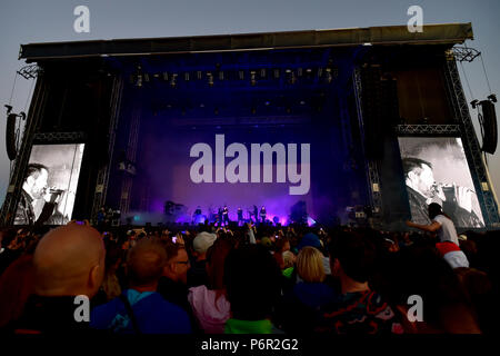 Panensky Týn, République tchèque. 30 Juin, 2018. Nine Inch Nails Trent Reznor du groupe avec la chanteuse effectuer au concert sur le troisième jour de Festival d'Aérodrome à Panensky Týn, République tchèque, le vendredi, 30 juin 2018. Credit : Ondrej Hajek/CTK Photo/Alamy Live News Banque D'Images