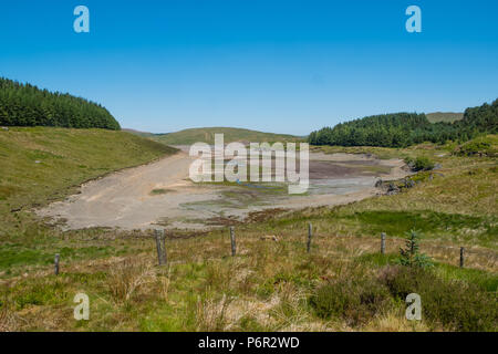 Nant y Moch, Ceredigion, pays de Galles, Royaume-Uni 02 Juillet 2018 Royaume-Uni Météo : Après une très longue période de sécheresse et de chaleur de la météo, le réservoir à Nant y Moch, juste derrière les plages d''Aberystwyth, a chuté à des niveaux extrêmement bas la dernière fois à été long et chaud de 1976. Déjà, certaines propriétés locales près du village de Ponterwyd, , qui tirent leur eau de puits et des sources, ont vu leurs réserves d'eau s'assèchent et disparaissent crédit photo Keith Morris / Alamy Live News Banque D'Images