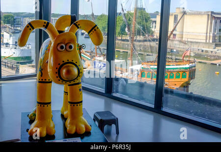 2 juillet 2018 Gromit unleashed 2 est un parcours artistique à Bristol célébrant les personnages de Wallace et Gromit créé par Aardman Animation. Il y a 67 sculptures, chaque caractère est décorée individuellement. Le sentier fait partie du Grand appel pour soutenir les enfants malades à l'Hôpital pour enfants de Bristol.©JMF Nouvelles /Alamy Live News Banque D'Images