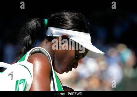 Londres, Angleterre, Juillet 2nd, 2018 : Wimbledon Tennis : Nombre 4 Sloane Stephens de semences aux États-Unis laisse la cour après son jeu tout droit à la perte de Donna Vekic de Croatie en action premier tour à Wimbledon. Crédit : Adam Stoltman/Alamy Live News Banque D'Images