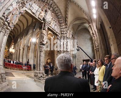 GRAF1902. SANTIAGO DE COMPOSTELA, 02/07/2018.- La Reina Sofía acompañada del presidente de la Xunta, Alberto Núñez Feijoo y de la la présidente del Congreso, Ana Pastor, un asistió la inauguración oficial de la restauración del Pórtico de la Gloria de la catedral de Santiago de Compostela, que llega a su fin tras una inversión millonaria y más de diez años de minuciosos trabajos para matar la recuperación del aspecto original de la obra del Maestro Mateo. L'EFE/Xoán Rey ****** PISCINE Emerita Reine Sofía accompagné par le président de la Xunta de Galicia, Alberto Núñez Feijoo et le presiden Banque D'Images