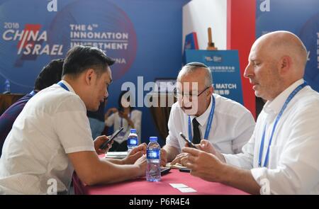 Zhuhai, la province chinoise du Guangdong. 2 juillet, 2018. Les délégués parlent business au cours de la 4ème sommet de l'investissement dans China-Israel Zhuhai, Province du Guangdong en Chine du sud, le 2 juillet 2018. Credit : Deng Hua/Xinhua/Alamy Live News Banque D'Images