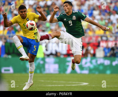 Samara, Russie. 2 juillet, 2018. Casemiro (L) du Brésil rivalise avec Raul Jimenez du Mexique lors de la Coupe du Monde FIFA 2018 ronde de 16 match entre le Brésil et le Mexique à Samara, Russie, le 2 juillet 2018. Crédit : Li Ga/Xinhua/Alamy Live News Banque D'Images