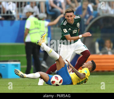 Samara, Russie. 2 juillet, 2018. Neymar (en bas) du Brésil rivalise avec Hector Herrera du Mexique lors de la Coupe du Monde FIFA 2018 ronde de 16 match entre le Brésil et le Mexique à Samara, Russie, le 2 juillet 2018. Credit : Lu Jinbo/Xinhua/Alamy Live News Banque D'Images