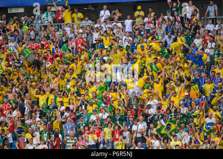 Arène de Samara, Samara, Russie. 2 juillet, 2018. FIFA Coupe du Monde de Football, huitièmes de finale, le Brésil et le Mexique ; célébration des fans du Brésil Neymar score à la 51e minute pour 1-0 : Action Crédit Plus Sport/Alamy Live News Banque D'Images