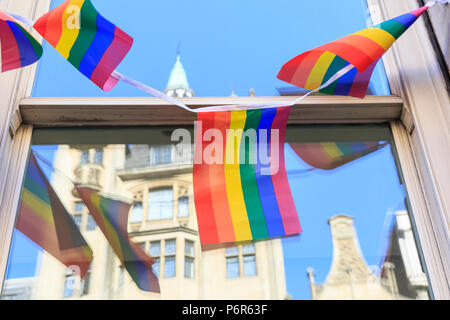 Westminster, Londres, Royaume-Uni, le 2 juillet 2018. Drapeaux de la fierté devant le Département pour le développement international, à Westminster. Drapeaux arc-en-ciel de la fierté en couleurs sont affichées sur de nombreux édifices civils et gouvernementaux et sites touristiques au coeur de la capitale de l'avant de la fierté d'événements de Londres et la marche de la fierté le 7 juillet. Credit : Imageplotter News et Sports/Alamy Live News Banque D'Images