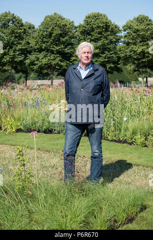 RHS Hampton Court Palace Flower Show, Londres, Royaume-Uni, le 2 juillet 2018. Piet Oudolf, le paysagiste néerlandais dans son jardin à l'installation de RHS Hampton Court Palace Flower Show 2018 Credit : Heather Edwards/Alamy Live News Banque D'Images