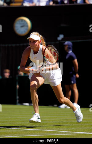 Londres, Angleterre, Juillet 2nd, 2018 : Wimbledon Tennis : Donna Vekic de Croatie au cours de sa première série de numéro 4 Sloane Stephens de semences aux États-Unis aujourd'hui à Wimbledon. Crédit : Adam Stoltman/Alamy Live News Banque D'Images