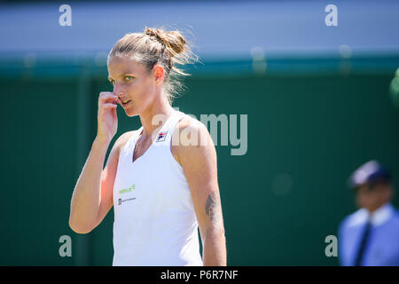 Londres, Royaume-Uni. 2 juillet, 2018. Karolina Pliskova (CZE) Tennis : Karolina Pliskova de la République tchèque lors de la première série de match du Championnat de Tennis Wimbledon contre Harriet Dart de Grande-Bretagne à l'All England Lawn Tennis et croquet Club à Londres, Angleterre . Credit : AFLO/Alamy Live News Banque D'Images