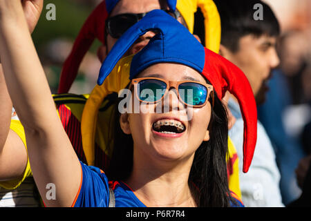 Coupe du Monde de la FIFA, Moscou, lundi, Juillet 02, 2018. Journée ensoleillée et chaude à Moscou. Fans de football, des touristes internationaux et moscovites se divertir près du Kremlin. Une zone de football est organisé sur la Place Rouge. Des équipes internationales d'enfants et d'adultes jouent au football (soccer). Les gens peuvent également jouer au baby-foot et de s'engager dans une variété d'activités consacrées au football (soccer), Coupe du monde, et le sport en général. Partisan de l'équipe colombienne. Coupe du Monde  + soleil  = Bonheur. Crédit : Alex's Pictures/Alamy Live News Banque D'Images