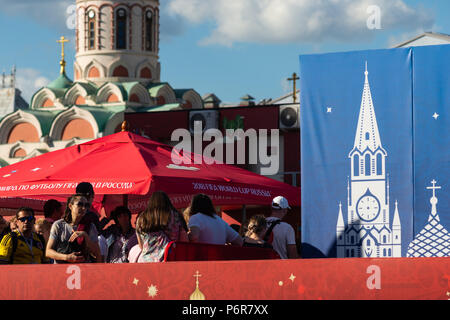 Coupe du Monde de la FIFA, Moscou, lundi, Juillet 02, 2018. Journée ensoleillée et chaude à Moscou. Fans de football, des touristes internationaux et moscovites se divertir près du Kremlin. Une zone de football est organisé sur la Place Rouge. Des équipes internationales d'enfants et d'adultes jouent au football (soccer). Les gens peuvent également jouer au baby-foot et de s'engager dans une variété d'activités consacrées au football (soccer), Coupe du monde, et le sport en général. Le football international d' amusements, Moscou Moscou apprendre repères. Zone partisans sur la Place Rouge et la Cathédrale de Kazan. Crédit : Alex's Pictures/Alamy Live News Banque D'Images