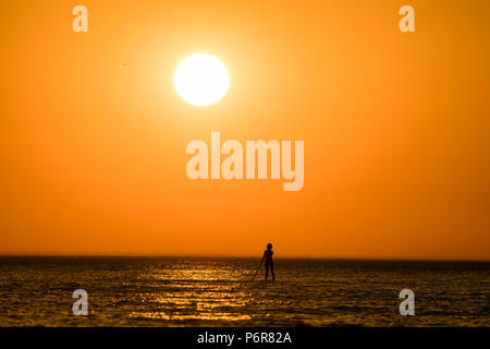 Aberystwyth, UK. 07 juillet, 2018. UK UK Weather : un glorieux coucher de silhouettes paddleboarders à Aberystwyth à la fin d'une autre scorchingly chaud et serein, comme le jour de canicule prolongée continue à dominer la météo au Royaume-Uni. Crédit photo : Keith morris/Alamy Live News Banque D'Images