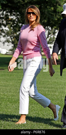 Première Dame Melania Trump promenades avec le président américain Donald Trump sur la pelouse Sud de la Maison Blanche à leur retour à Washington le 1 juillet 2018 à partir de Bedminster, NEW JERSEY. crédit : Yuri Gripas/piscine par CNP /MediaPunch Banque D'Images