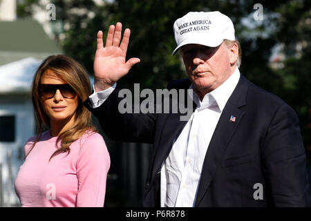 Le Président américain Donald Trump vagues comme promenades avec Première Dame Melania Trump sur la pelouse Sud de la Maison Blanche à leur retour à Washington le 1 juillet 2018 à partir de Bedminster, NEW JERSEY. crédit : Yuri Gripas/piscine par CNP /MediaPunch Banque D'Images