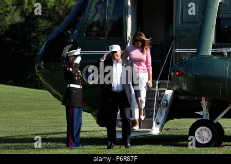 Washington, États-Unis d'Amérique. 1er juillet 2018. Le Président américain Donald Trump et la Première Dame Melania Trump retour à la Maison Blanche à Washington le 1 juillet 2018 à partir de Bedminster, NEW JERSEY. crédit : Yuri Gripas/Piscine via CNP | Conditions de crédit dans le monde entier : dpa/Alamy Live News Banque D'Images