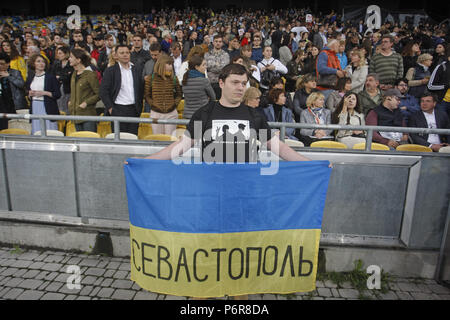 Kiev, Ukraine. 2 juillet, 2018. Un participant est titulaire du drapeau national de l'Ukraine avec l'inscription ''evastopol'' lors d'une flash mob à l'appui de l'Ukrainien Oleg Sentsov directeur au stade olympique de Kiev, Ukraine, le 02 juillet 2018. Oleg Sentsov a été condamné par un tribunal russe le 25 août 2015 à 20 ans dans une colonie pénitentiaire de haute sécurité pour ''attaques terroristes'' en Crimée annexée par la Russie en avril 2014. Crédit : Serg Glovny/ZUMA/Alamy Fil Live News Banque D'Images