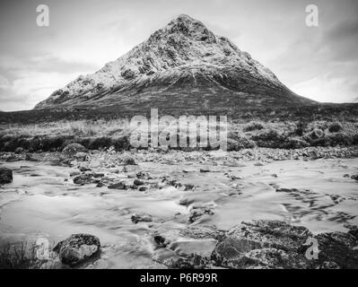 Buachaille Etive Mor Coupall le long de la rivière près de Glencoe dans les highlands écossais.Sunny journée d'hiver. Banque D'Images