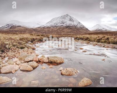 Buachaille Etive Mor Coupall le long de la rivière près de Glencoe dans les highlands écossais.Sunny journée d'hiver. Banque D'Images