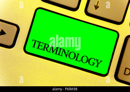 Signe texte montrant la terminologie. Photo Collection conceptuelle des termes utilisés par différentes études profession industrie Zoom touche clavier portable jaune no Banque D'Images